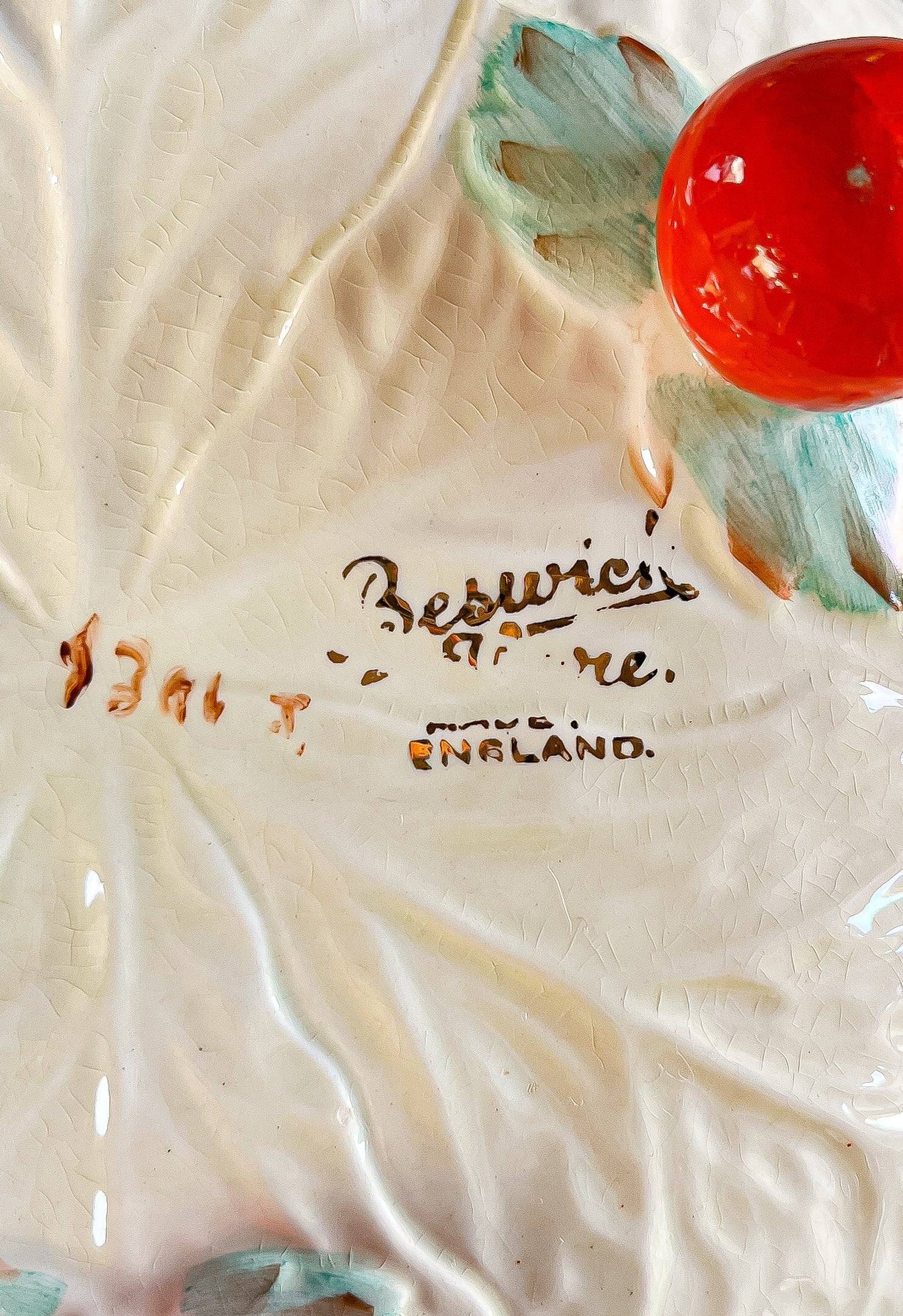 Beswick Cabbage Leaf Salad Bowl with Tomato Feet – Made in England - SOSC Home