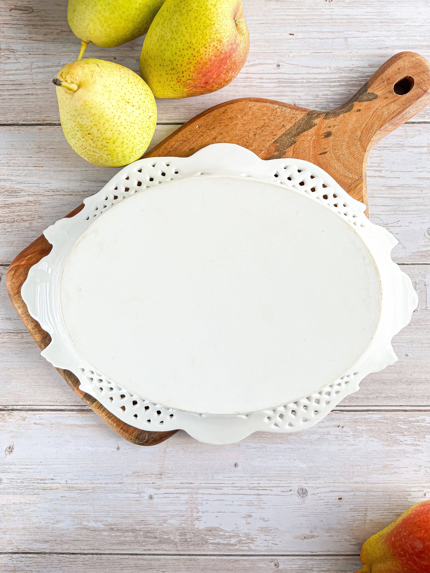 Elegant White Ceramic Pierced Pattern Decorative Tray with Scalloped Edges - SOSC Home