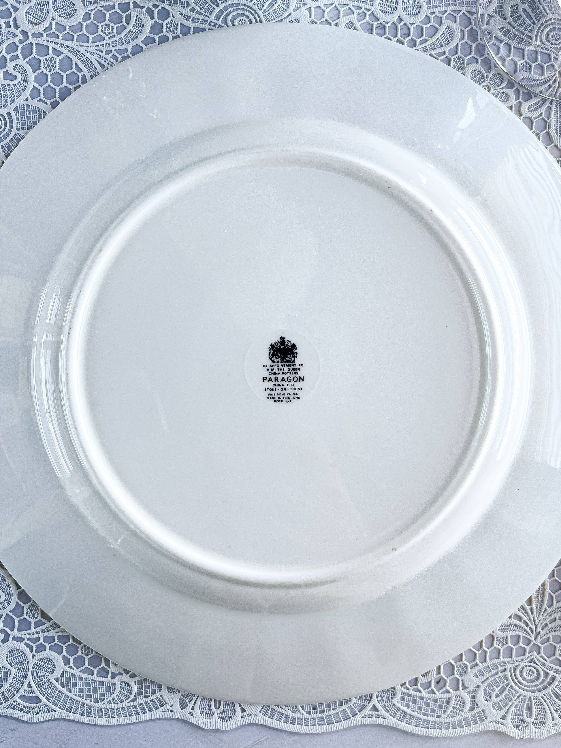 Paragon Dinner Plate - Unnamed Pattern with Gold Trim - SOSC Home