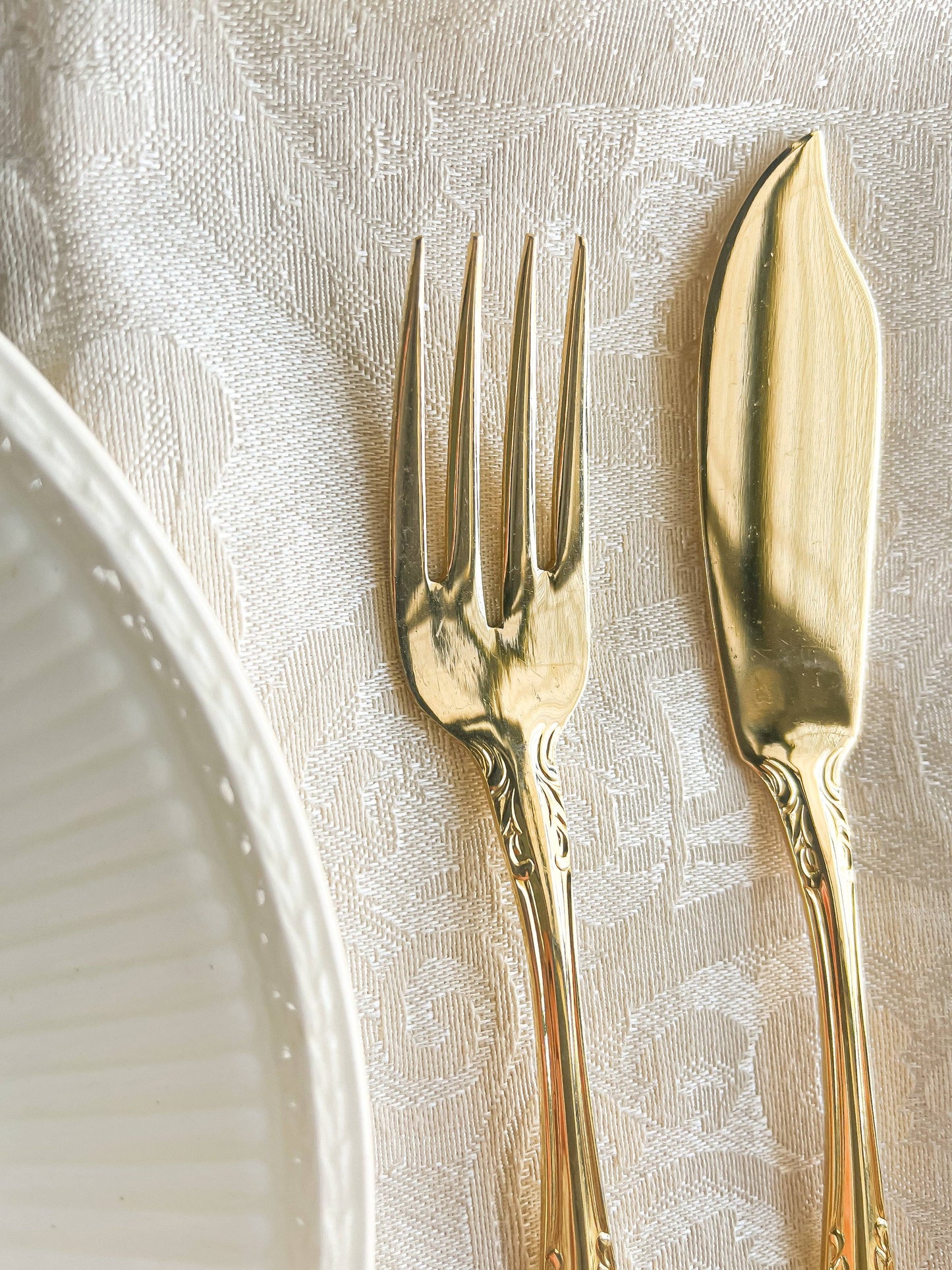 Oneida Gold-Plated Set of 6 Fish Forks and 6 Fish Knives - 'Golden Malmaison' Pattern - SOSC Home