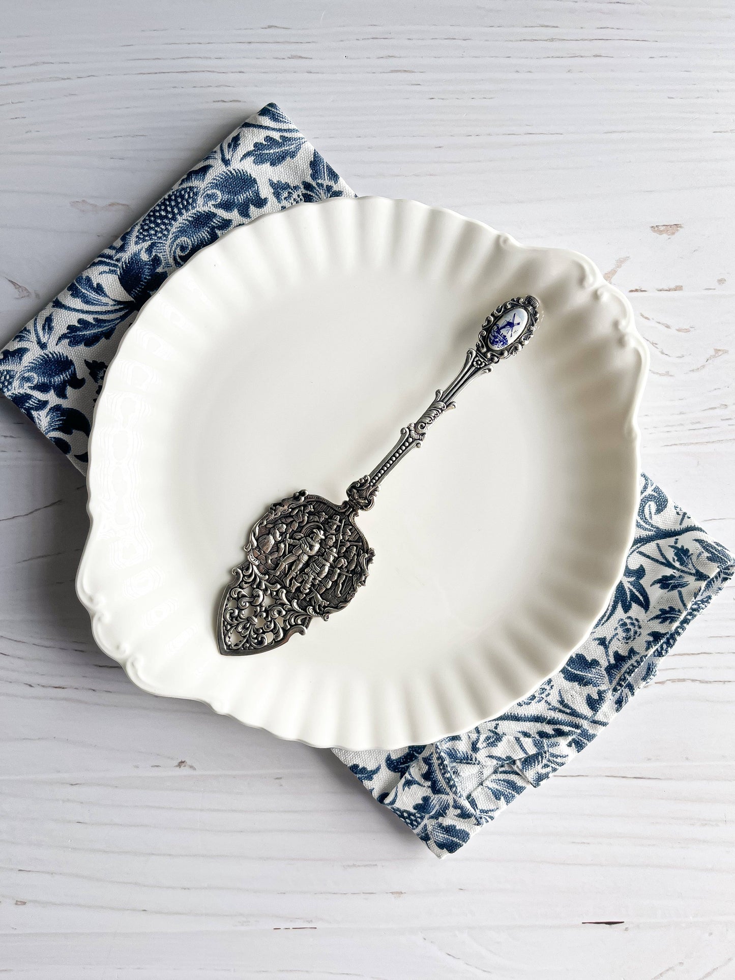 Decorative Silver-Plated Pastry Lifter with Delftware Insert - SOSC Home