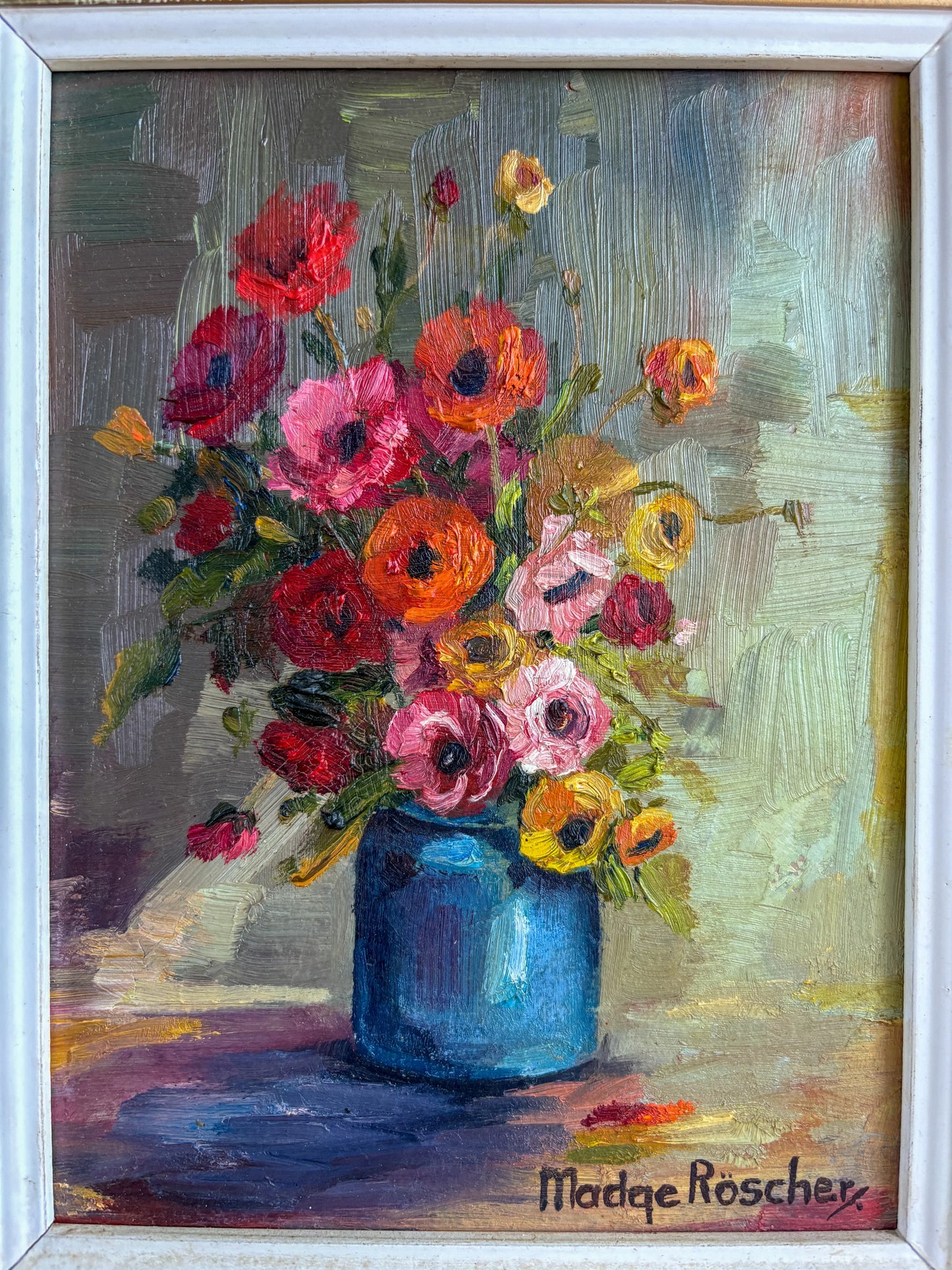 Macro detail of the thick impasto brushwork on a Madge Röscher oil painting, highlighting the three-dimensional texture of the red and orange poppy petals.