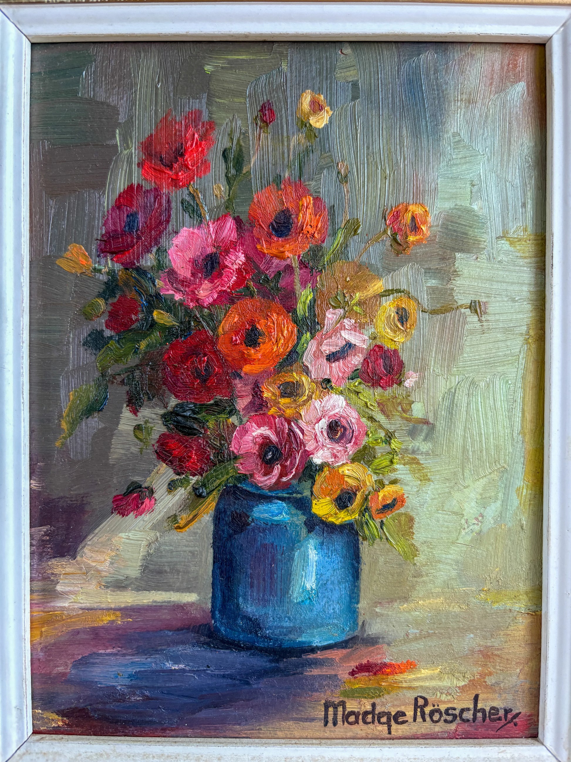 Macro detail of the thick impasto brushwork on a Madge Röscher oil painting, highlighting the three-dimensional texture of the red and orange poppy petals.