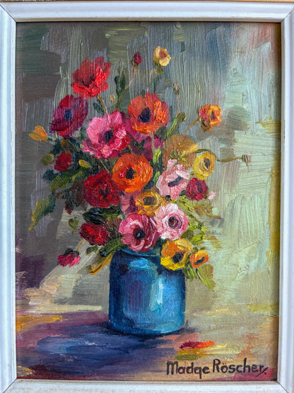 Macro detail of the thick impasto brushwork on a Madge Röscher oil painting, highlighting the three-dimensional texture of the red and orange poppy petals.