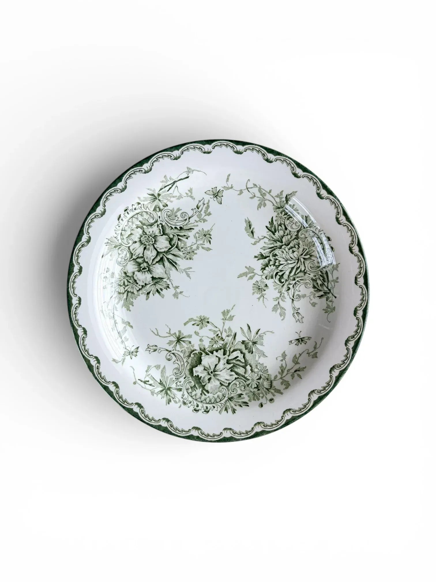 High-angle shot of an 18 cm Rörstrand Grön Anna bread and butter plate, featuring the intricate green Neo-Rococo floral pattern.