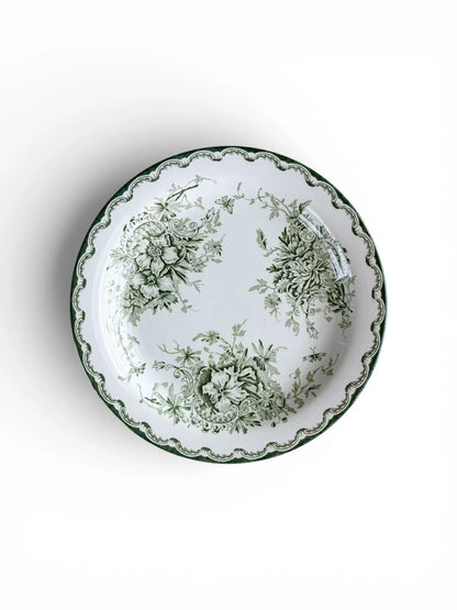 High-angle shot of an 18 cm Rörstrand Grön Anna bread and butter plate, featuring the intricate green Neo-Rococo floral pattern.