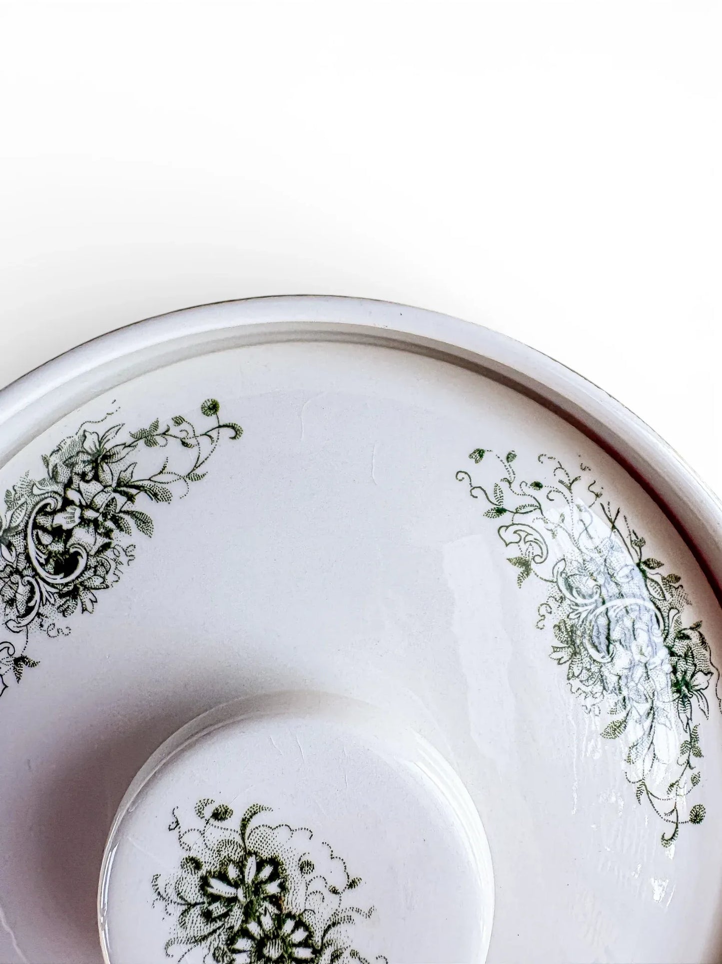 Close-up of a Grön Anna tureen lid featuring fine vintage crazing (hairline glaze marks), characteristic of older flintware ceramics.