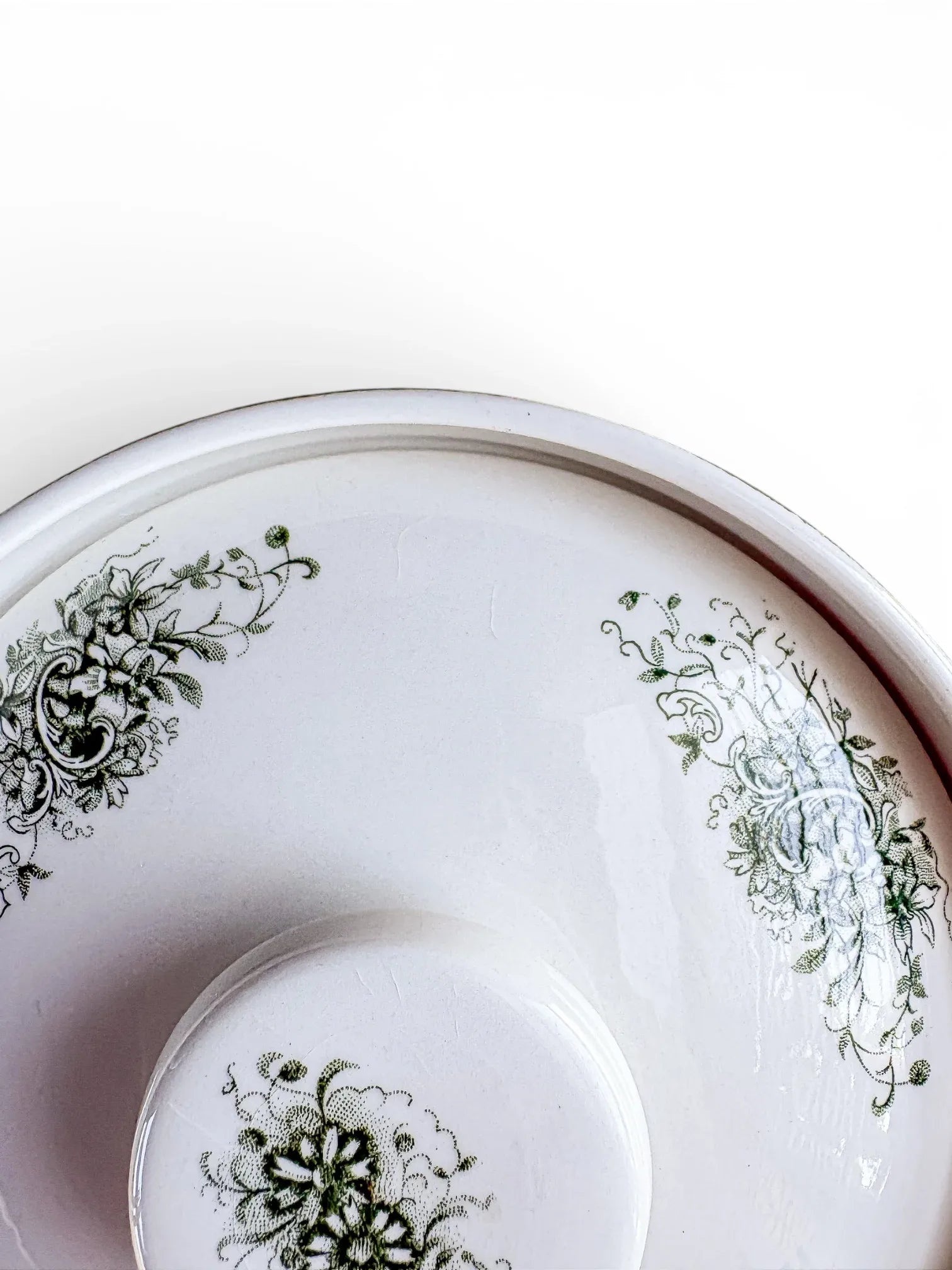 Close-up of a Grön Anna tureen lid featuring fine vintage crazing (hairline glaze marks), characteristic of older flintware ceramics.