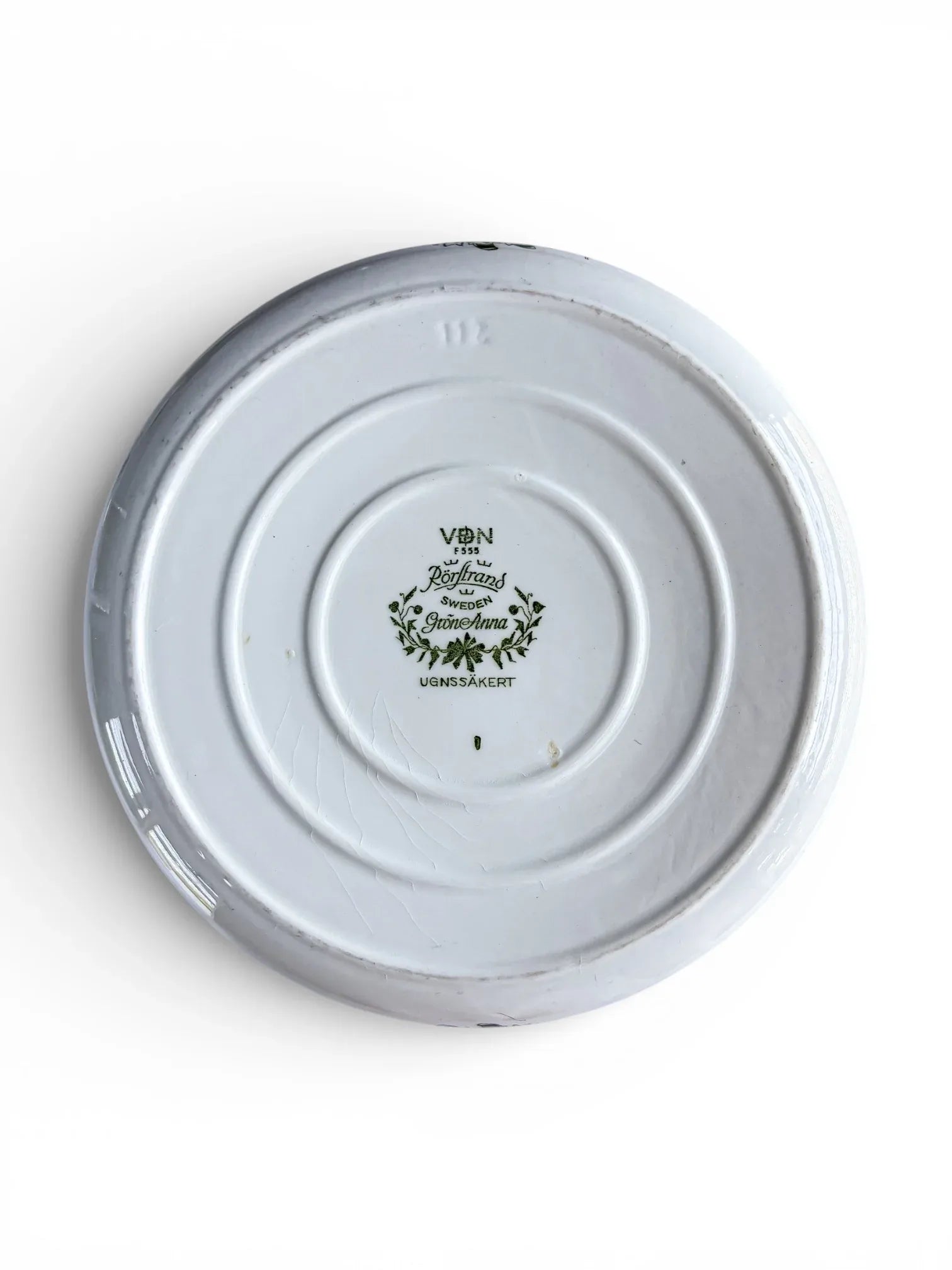 The underside of the tureen base displaying the green Rörstrand logo, the VDN F555 quality mark, and the Swedish "UGNSSÄKERT" (Ovenproof) designation.