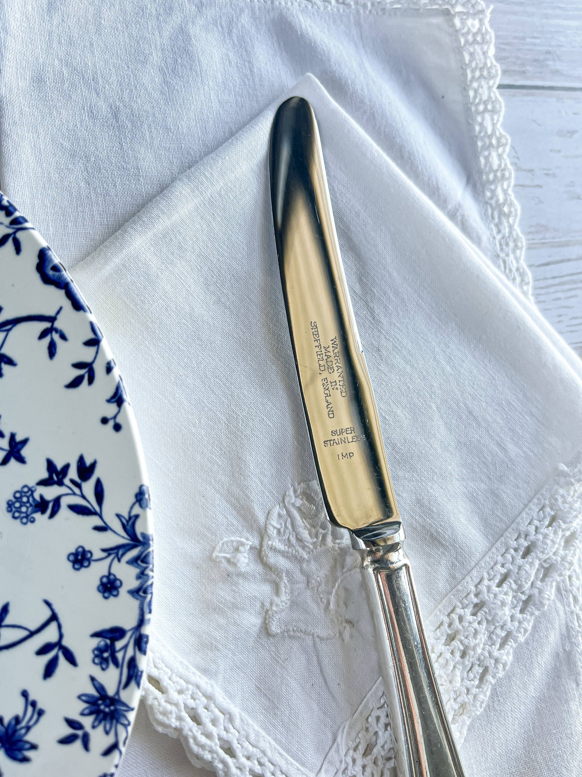 Viners of Sheffield Set of 6 Luncheon Knives - Outlined Pattern - SOSC Home