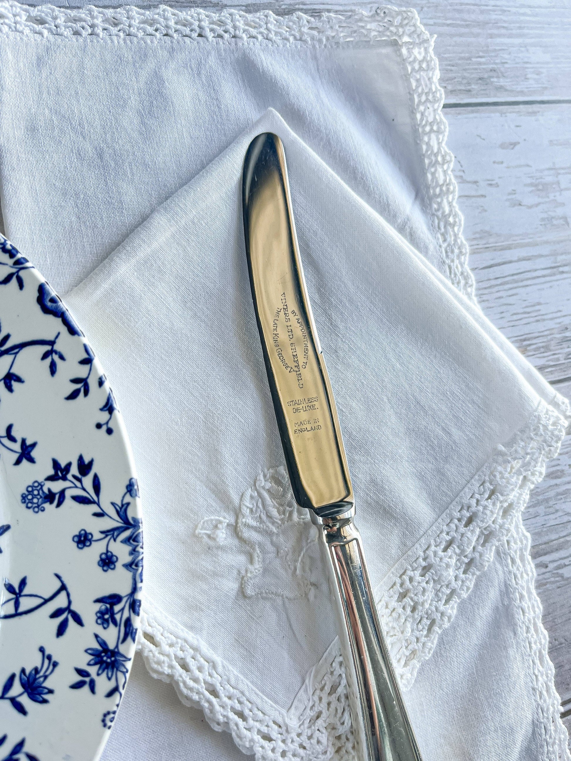 Viners of Sheffield Set of 6 Luncheon Knives - Outlined Pattern - SOSC Home