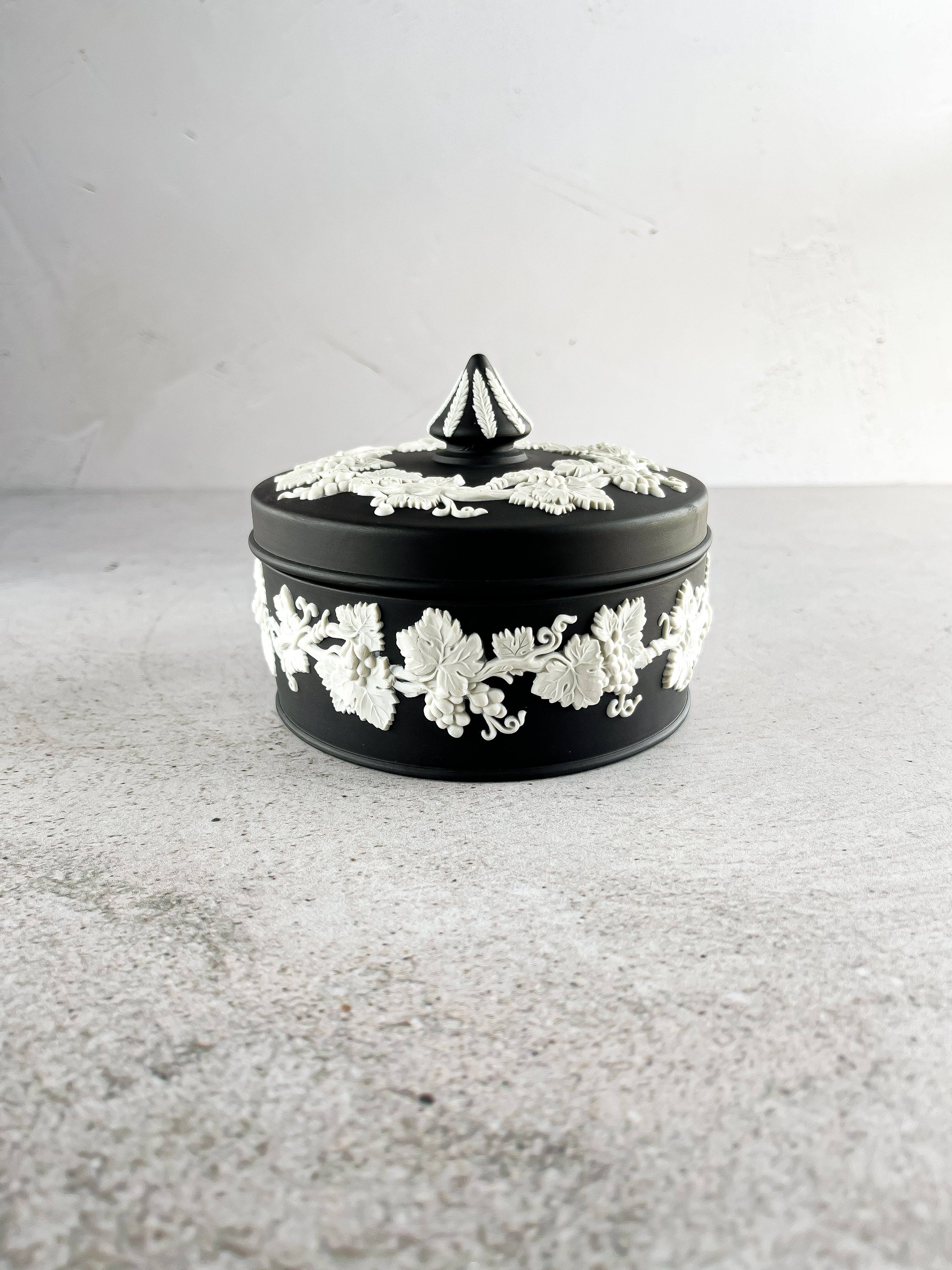 【値下】パップショウとプッシュパウ ブラック&ホワイト　JimWoodring Lot - WEDGWOOD BLACK JASPERWARE BOWL WITH 'DANCING HOURS' Height